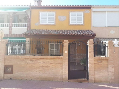 Venta Casa adosada en Calle MAESTRO QUINO Torrevieja. Buen estado con terraza 120 m²