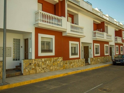 Venta Casa adosada en Calle Otoño Badajoz. Muy buen estado con terraza 141 m²