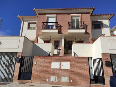 Venta Casa adosada en Calle Salto del Caballo Alhama de Granada. Buen estado plaza de aparcamiento con balcón calefacción individual 233 m²