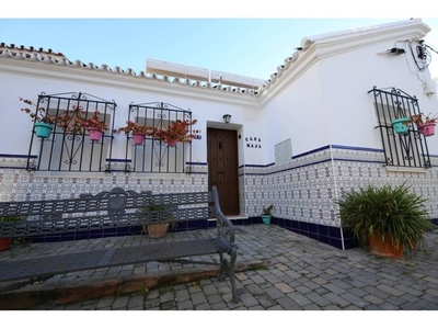 Venta Casa adosada en Calle San Roque Estepona. Buen estado con terraza 140 m²