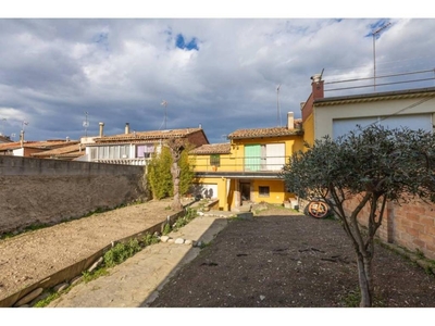 Venta Casa adosada en Calle Torelló Manlleu. A reformar con terraza 373 m²