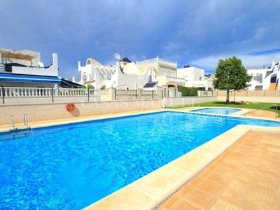 Venta Casa adosada en Calle Urb. Jardin del Mar VI 1 03184 Torrevieja Alicante Torrevieja. Buen estado 65 m²