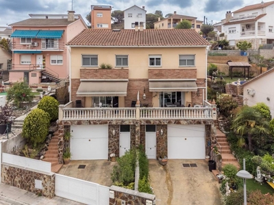 Venta Casa adosada en Carrer Can Roda Sant Fost de Campsentelles. Buen estado con terraza 234 m²