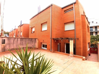 Venta Casa adosada en Carrer Gregal Badalona. Plaza de aparcamiento calefacción central 272 m²