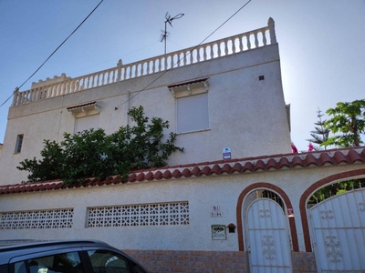 Venta Casa adosada en luxemburgo Torrevieja. Con terraza 85 m²