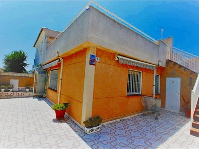 Venta Casa adosada en Manuel Tarin Sala Torrevieja. Con terraza 75 m²