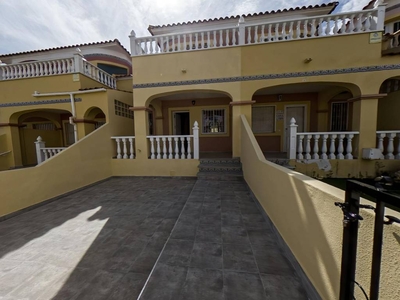 Venta Casa adosada en Residencial Bosque Lomas II Orihuela. Muy buen estado con balcón calefacción central 83 m²