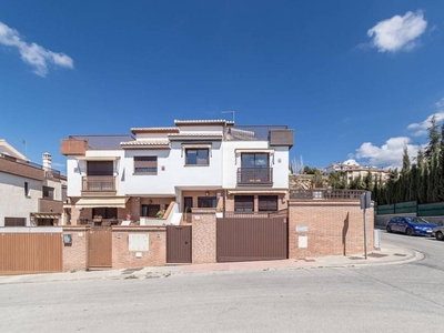 Venta Casa adosada Huétor Vega. Con terraza 244 m²