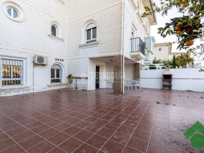 Venta Casa pareada Gójar. Plaza de aparcamiento con balcón calefacción central 226 m²