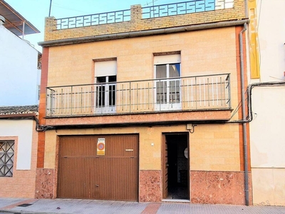 Venta Casa unifamiliar en Antonio Aguilar y Cano Puente Genil. Buen estado plaza de aparcamiento con balcón 204 m²