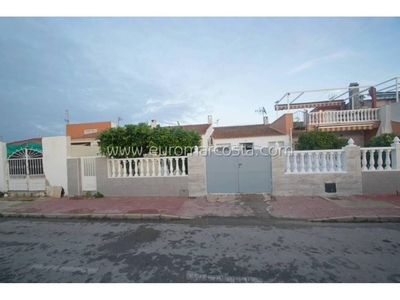 Venta Casa unifamiliar en Avenida de los Almendros Torrevieja. Buen estado con terraza 68 m²