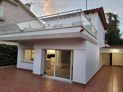 Venta Casa unifamiliar en Avinguda d'Higini Anglès Cambrils. Con terraza 189 m²