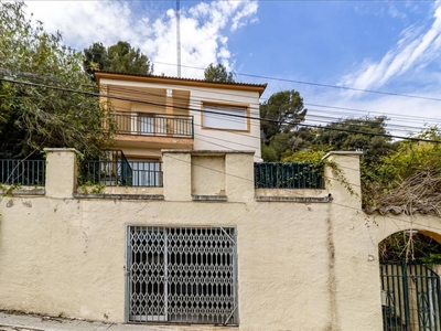 Venta Casa unifamiliar en Calle Alps Santa Susanna. A reformar con terraza 220 m²