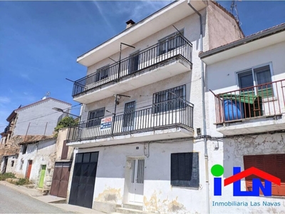 Venta Casa unifamiliar en Calle Angel Las Navas del Marqués. A reformar con terraza 200 m²