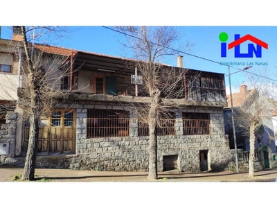 Venta Casa unifamiliar en Calle Paco Segovia 40A Las Navas del Marqués. A reformar con terraza 275 m²