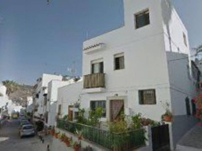 Venta Casa unifamiliar en Calle San miguel Almuñécar. Buen estado plaza de aparcamiento con balcón calefacción individual 134 m²