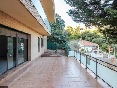 Venta Casa unifamiliar en Carrer-24 26 Torrelles de Llobregat. Con balcón 325 m²