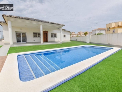 Venta Casa unifamiliar en Chipre Santa Pola. Con terraza 346 m²