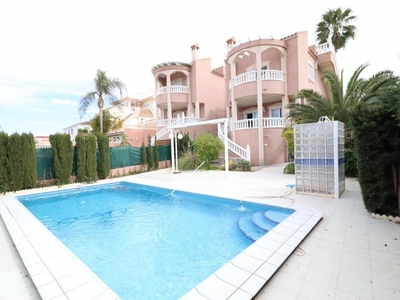 Venta Casa unifamiliar en de Alicante Torrevieja. Con terraza 184 m²