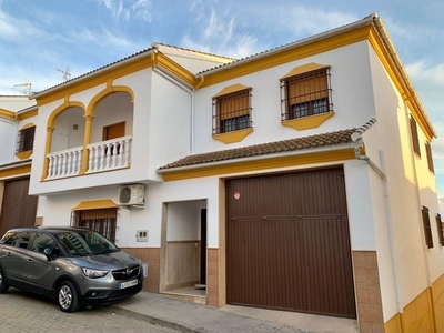 Venta Casa unifamiliar en el barrio Iznájar. Buen estado plaza de aparcamiento 192 m²