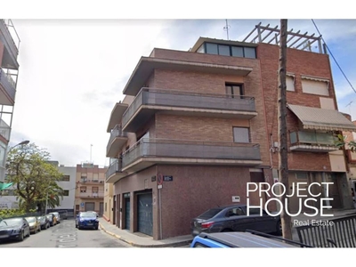 Venta Casa unifamiliar en Pasaje MARE DE DEU DE LORDA Badalona. Buen estado con terraza 130 m²