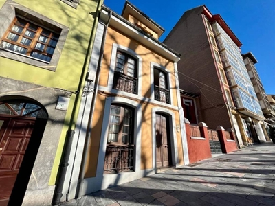 Venta Casa unifamiliar en Plaza Carbayedo Avilés. Buen estado con terraza 175 m²
