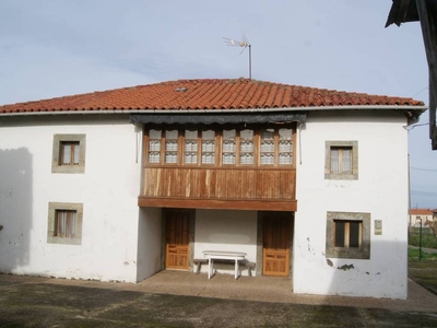 Venta Casa unifamiliar en Santa Marina Cudillero. Muy buen estado plaza de aparcamiento con terraza calefacción individual 143 m²