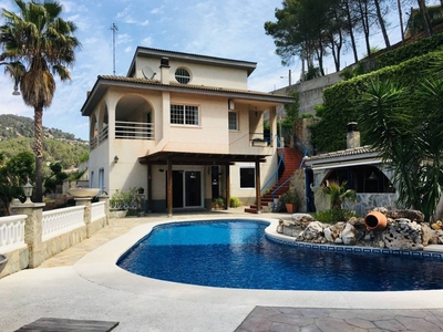 Venta Chalet Corbera de Llobregat. Buen estado plaza de aparcamiento con terraza calefacción individual 344 m²