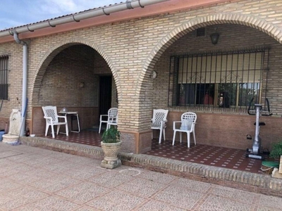 Venta Chalet en Calle luna Dos Hermanas. Buen estado plaza de aparcamiento 249 m²