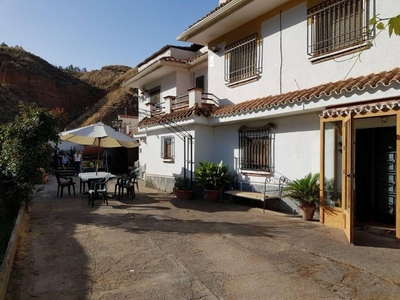 Venta Chalet en Calle NAZARI 12 Cortes y Graena. Buen estado plaza de aparcamiento 215 m²