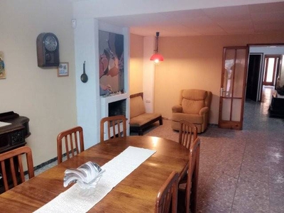 Venta Chalet en Carrer Montserrat Esparreguera. Buen estado plaza de aparcamiento con terraza calefacción central 300 m²