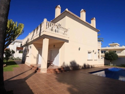 Venta Chalet Orihuela. 260 m²