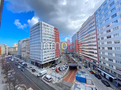 Venta Piso A Coruña. Piso de cuatro habitaciones en Avenida Fernández Latorre. Buen estado quinta planta