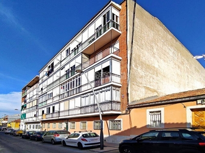 Venta Piso Aranjuez. Piso de dos habitaciones en C. de San Nicolás 39. Muy buen estado con terraza calefacción central