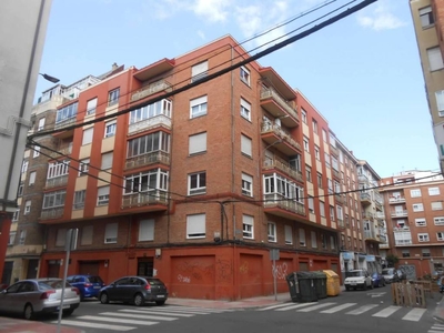 Venta Piso en Calle Virgen de Velilla. León. A reformar tercera planta con terraza