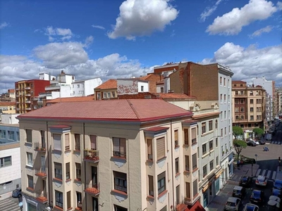 Venta Piso León. Piso de cuatro habitaciones en Calle Roa de la Vega. A reformar quinta planta con terraza