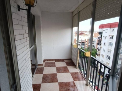 Venta Piso Sevilla. Piso de tres habitaciones Séptima planta con balcón