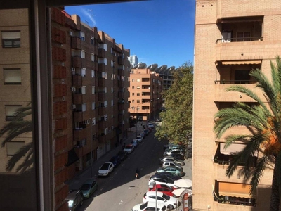 Venta Piso València. Piso de tres habitaciones Cuarta planta con balcón