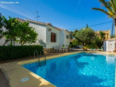Villa con piscina en alquiler en Denia