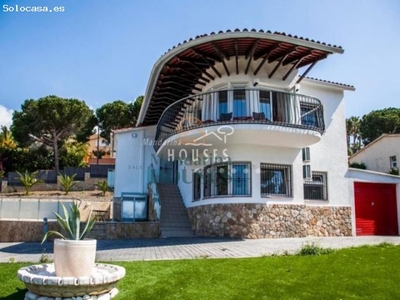 Villa en venta con vista a mar y licencia turística