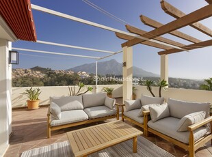 Apartamento ático en venta en Las Brisas, Marbella