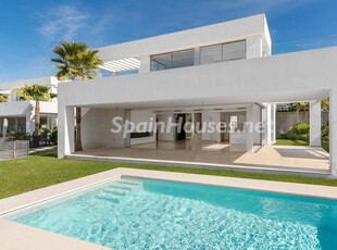 Villa en venta en Rio Real, Marbella