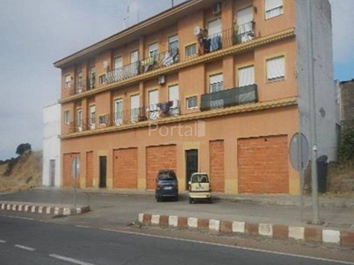 Venta Piso Monesterio. Piso de tres habitaciones en Paseo de Extremadura. Segunda planta con balcón