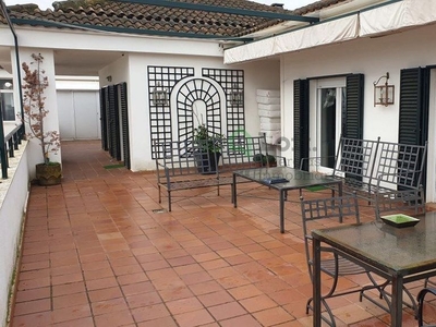 Alquiler de ático en Las Vaguadas - Urb. del Sur de 4 habitaciones con terraza y piscina