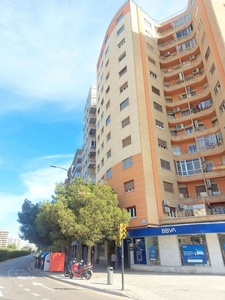 Alquiler de piso en calle Cesareo Alierta de 3 habitaciones con terraza y balcón