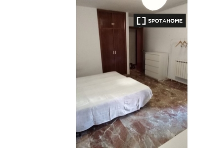 Amplia habitación en apartamento en San Francisco Javier, Granada