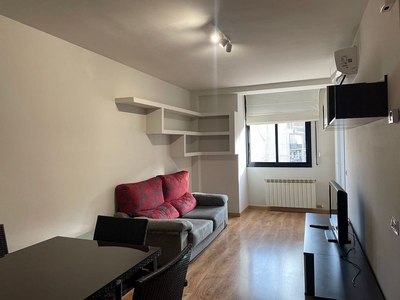 Ático en alquiler en Instituts - Universitat de 2 habitaciones con terraza y muebles