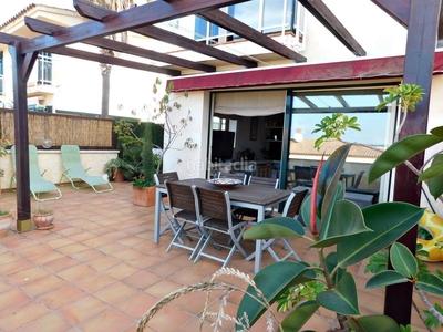 Casa adosada esquinera con piscina, terraza y jardín en Sant Feliu de Guíxols