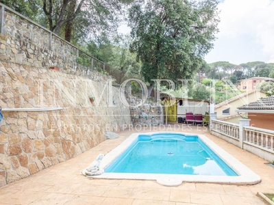 Casa con piscina con privacidad y vistas en Llinars del Vallès