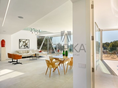 Casa exclusiva propiedad de diseño con 1500m2 de parcela y vistas al mar en Sitges
